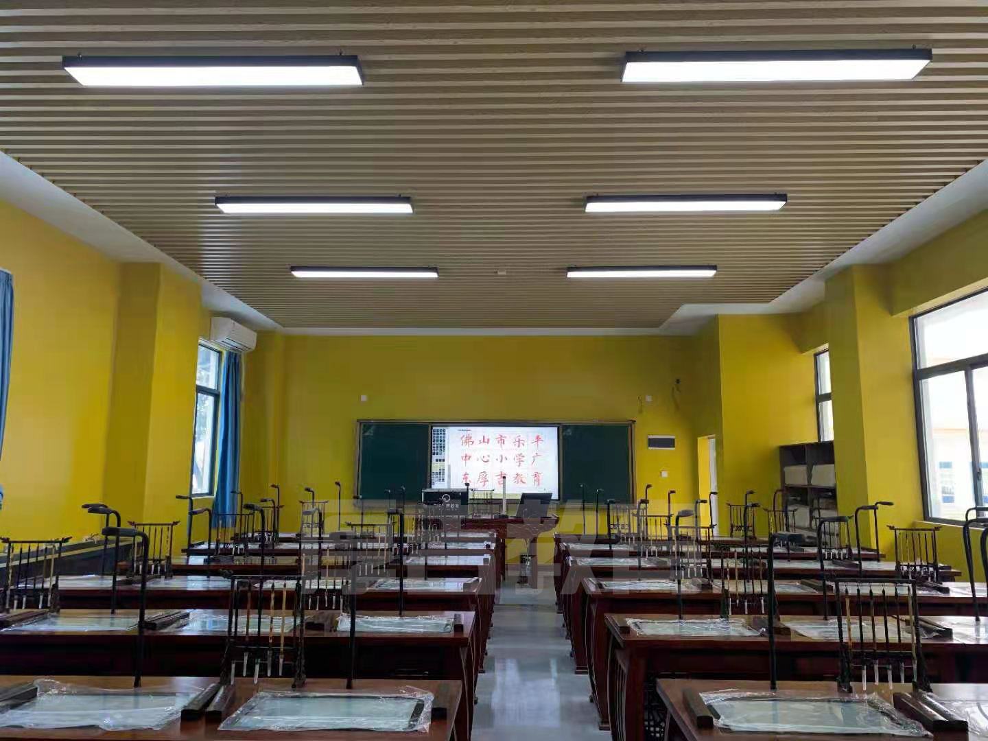學(xué)校<a href='http://www.sangmie.cn/chanpin/57-1.html' target='1' style='font-size:18px; font-weight:bold; color:#000000;'>書(shū)法室</a>