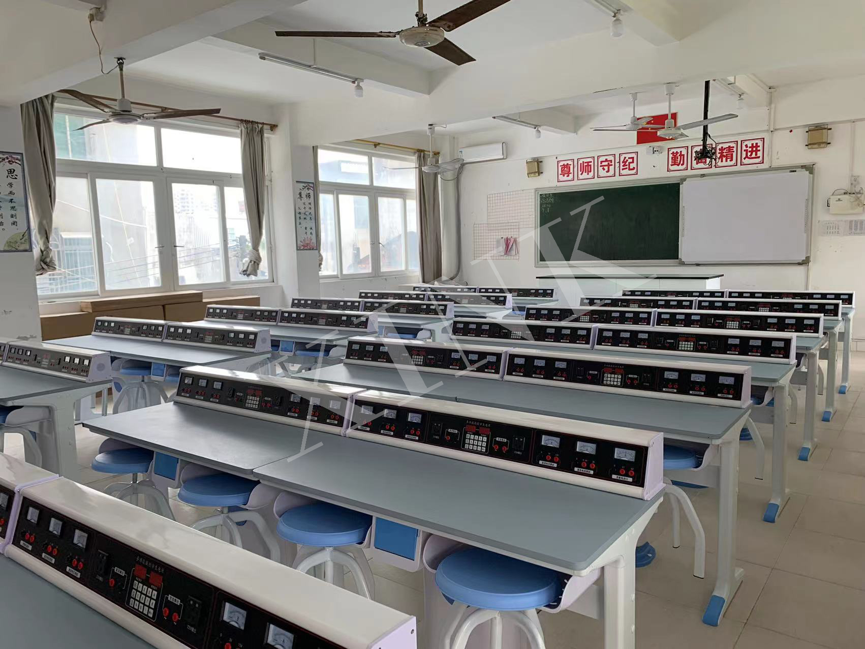 電學<a href='http://www.sangmie.cn/' target='1' style='font-size:14px; font-weight:bold; color:#0080ff;'>物理實驗室</a>