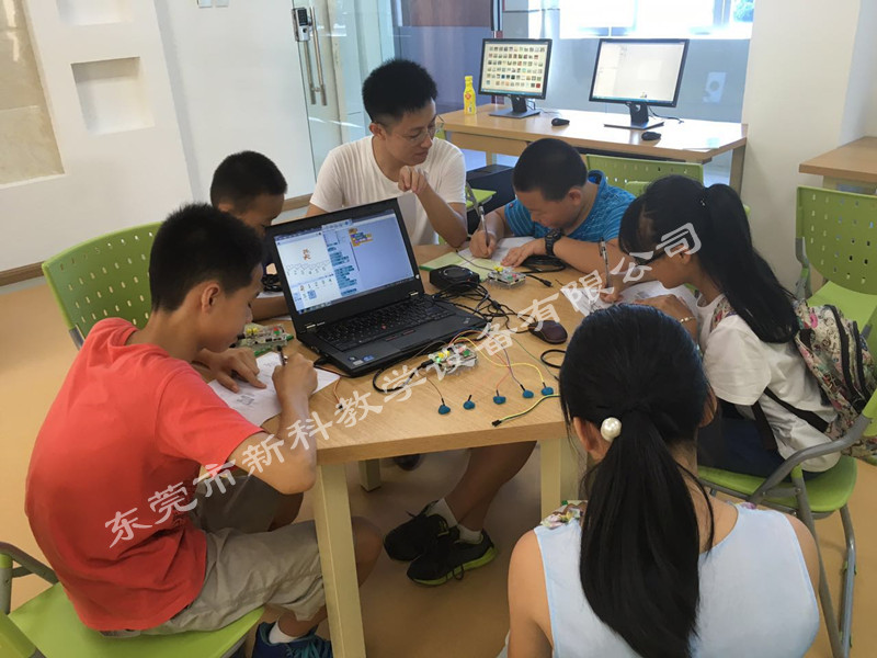 <a href='http://www.sangmie.cn' target='1' style='font-size:14px; font-weight:bold; color:#0080ff;'>創客實驗室</a>